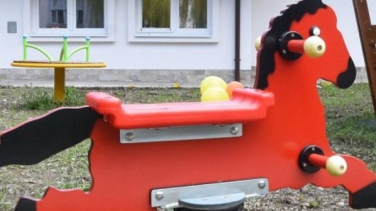 Рехабилитатори, педагози, психолози работят с болни деца за 600 лв. заплата