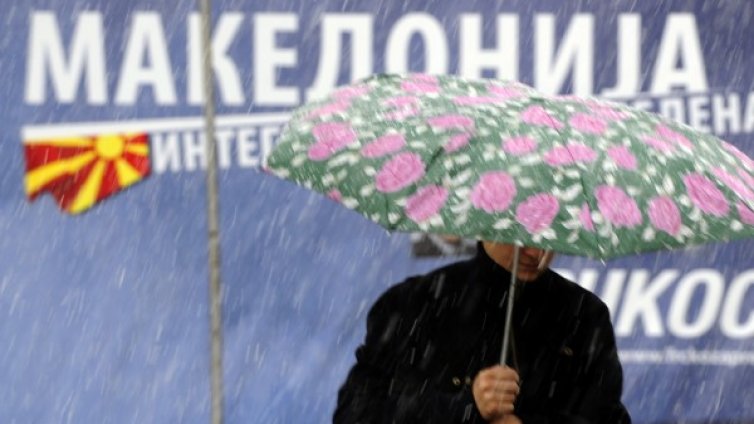Македонски учебник: Затворете жената вкъщи, за да е защитена
