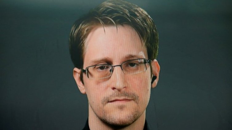 Властите в САЩ искат приходите от мемоарите на Едуард Сноудън 