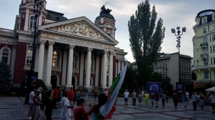 Народните хора пред Народния театър - кич, патриотизъм или пречка? 