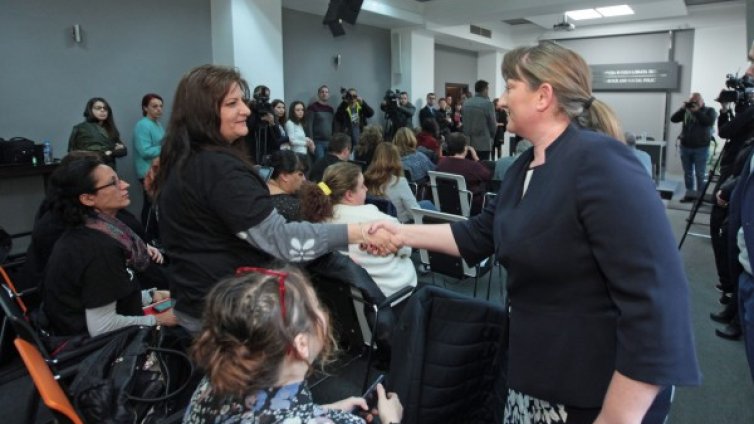 Сачева търси компромис, среща се с протестиращи 