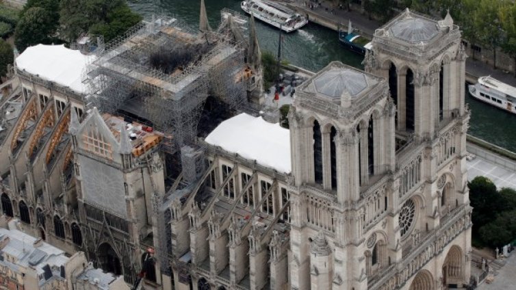 Край на вековна традиция: Без литургия за рождество в "Нотр дам" 