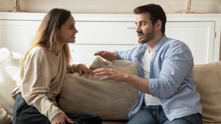 16 червени флага, показващи емоционално недостъпен мъж