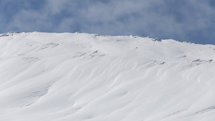 ПСС: Снежната покривка в планините е заледена