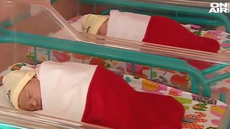 Коледна радост в родилното &ndash; изписват бебета в чорапчета