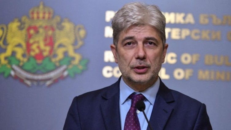 Нинова - хем политически лидер, хем всявала страх