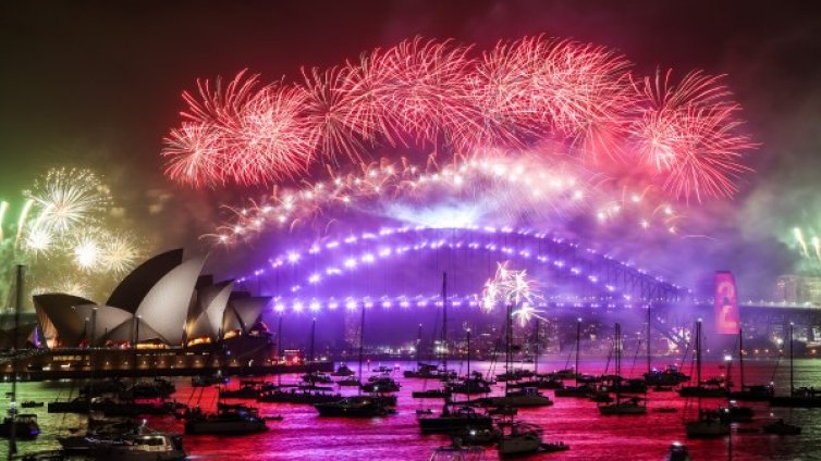 Празнуването на Нова година започна &ndash; с фойерверки, молитви