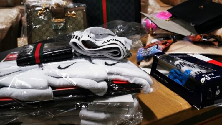 Фалшиви чорапи, колани, якета &ndash; задържани на митницата