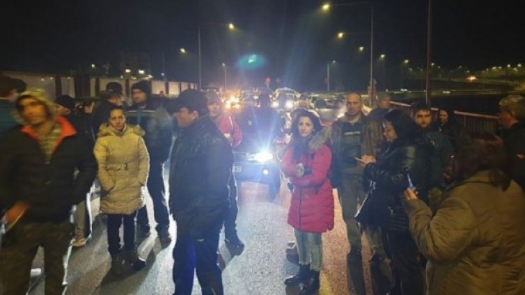 Заради кризата с водата &ndash; перничани отново блокираха пътя