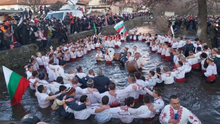 Хоро се вие, "Българи юнаци" пеят, а кръстът – в 4-годишния Радомир 