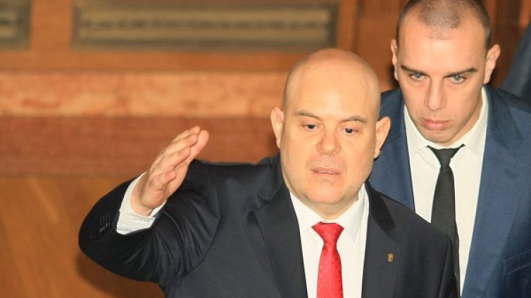 Иван Гешев отмени срещата си с Корнелия Нинова