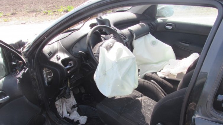 Търновец подкара колата си пиян, блъсна се в дърво