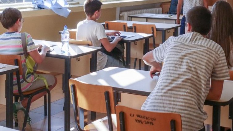 Учениците отново в клас от днес, а кога пак почиват и кога са изпитите?