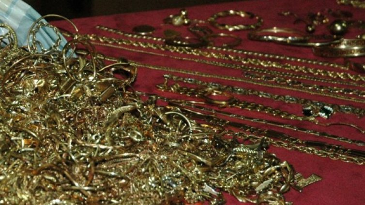 Отмъкнаха злато и пари от кравеферма в Търговищко