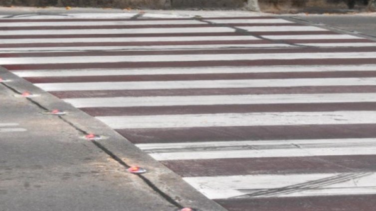 Жена е блъсната на пешеходна пътека в "Люлин"