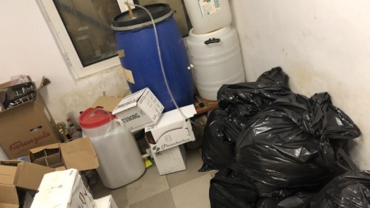 МВР иззе алкохол и нафта без документи от хотел в Боровец