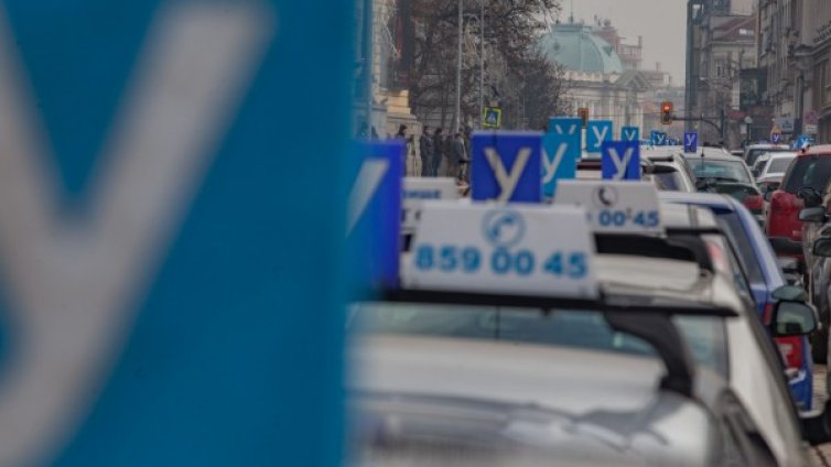 Инструкторите на протест заради новите правила: Блокираха центъра 