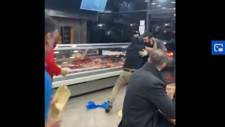 Хладнокръвен или гладен? Мъж не реагира на масов бой в ресторант