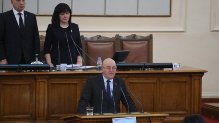 Министър от ден, а вече с вот на недоверие: Ревизоро притеснен 