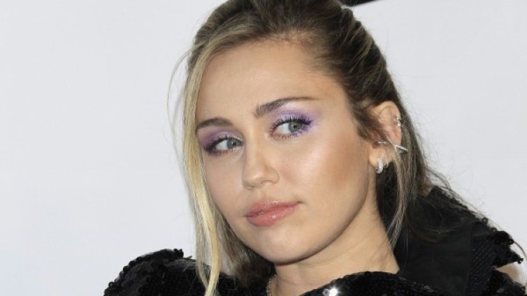 Коди Симпсън показа Майли Сайръс във ваната