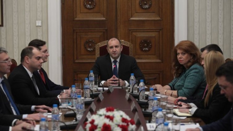 Радев настоя за диалог с властта за изборите, от ГЕРБ: Само в НС!