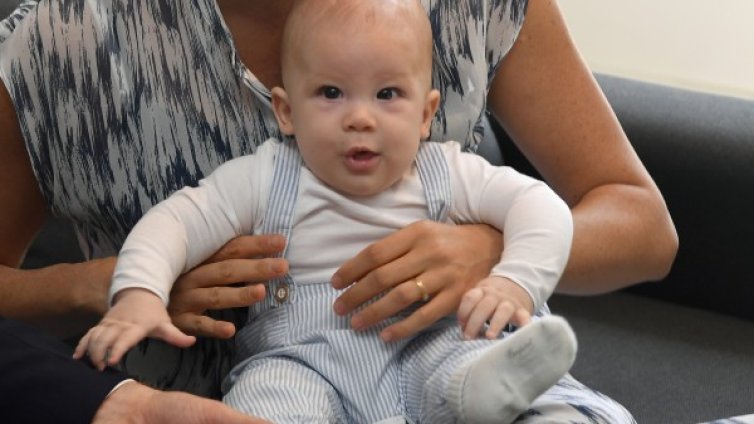 Кралицата тъгува по Арчи, не по Хари