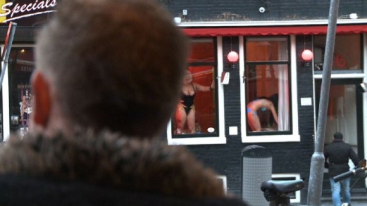 Какво е да живееш в Квартала на червените фенери в Амстердам? 