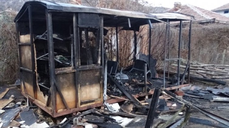 Откриха труп след пожар във фургон край Айтос