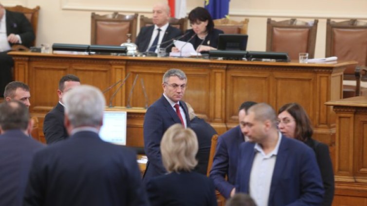 Карадайъ: Държавата е в колапс, както и управлението