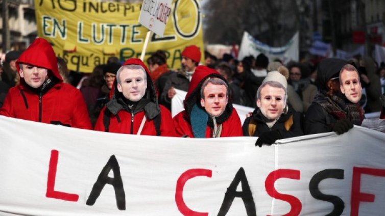 "Карт бланш" за спорната пенсионна реформа във Франция