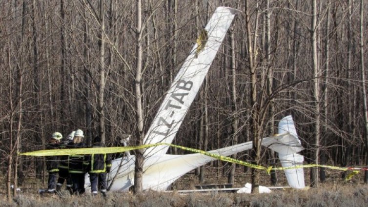 Малък самолет падна в гора до с. Бъзен, двама са пострадали 