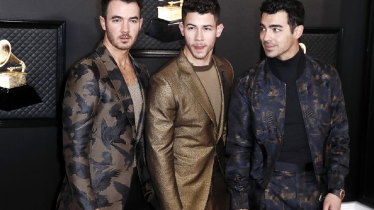 Ник Джонас със спанак между зъбите по време на "Грами"-тата