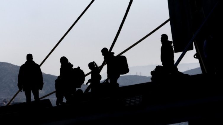 Гърция издига "водна бариера" за да се бори с мигрантите