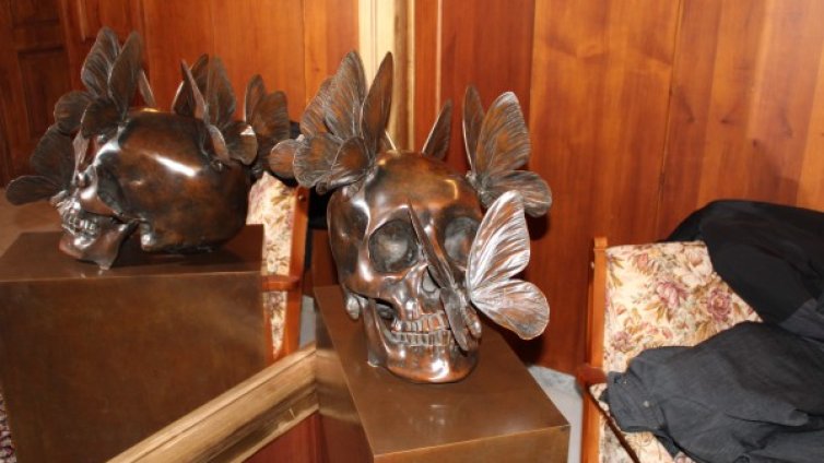 Картини, скулптури, пури &ndash; какво откри акцията на МВР в дома на Васил Божков 