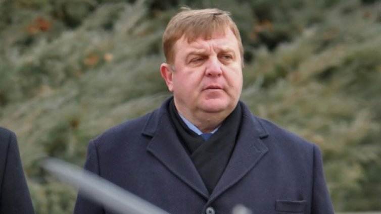 Каракачанов поиска проверка във ВВС за документите на Радева