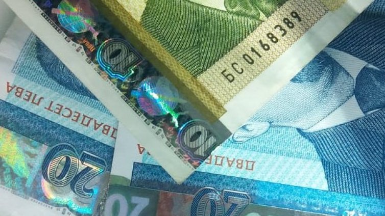 Жена хвърли от балкона 2000 лв. на измамници в Берковица 
