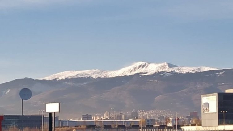 Има опасност хора да предизвикат лавини в планините