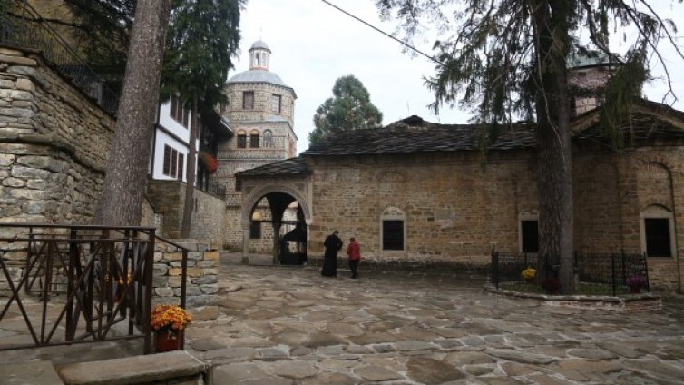 В Троянския манастир се отслужва молебен за дъжд