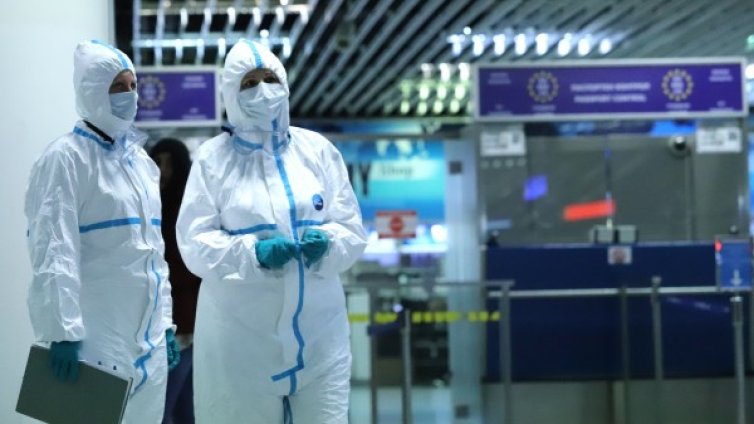 Пътникът с висока температура  - моряк на кораб до Шанхай