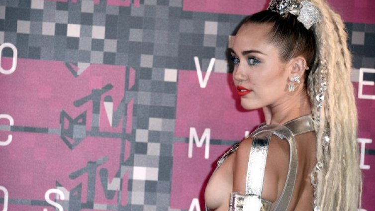 Майли Сайръс пак провокира: По бельо с Коди в банята