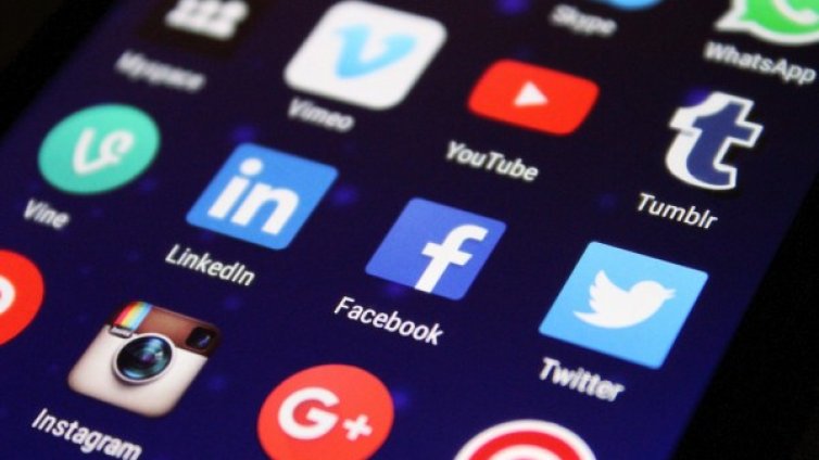 Социалните мрежи ще предупреждават за фалшиви новини