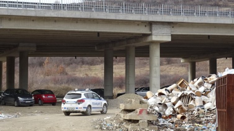 Под АМ "Струма" - планина от боклуци. Собственикът изчезна