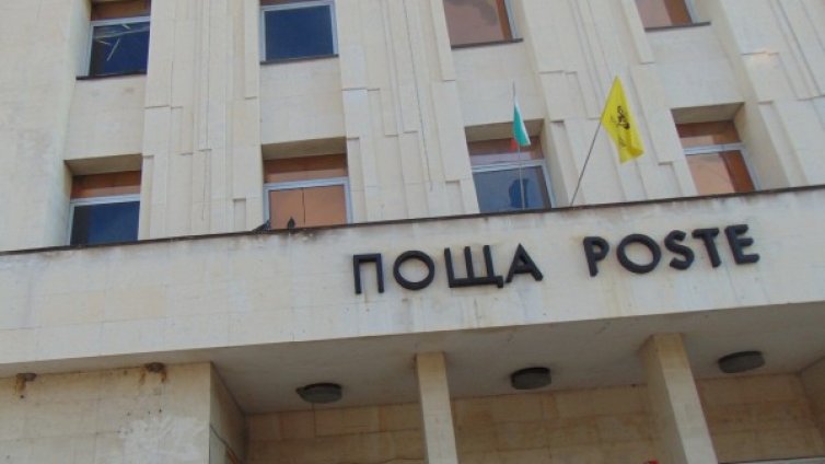 Зимата затрудни и доставянето на поща 