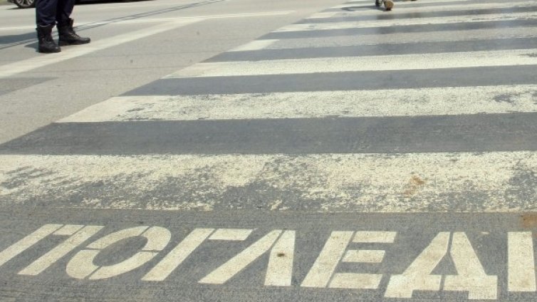 Блъснаха 50-годишна на пешеходна пътека в Бургас