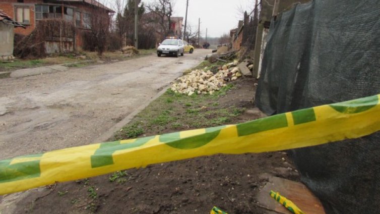 Обраха дограмата и вратата на къща в монтанско село 
