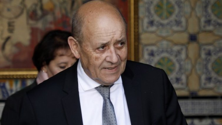 Измамници, представили се за френски министър, с глоба и затвор 