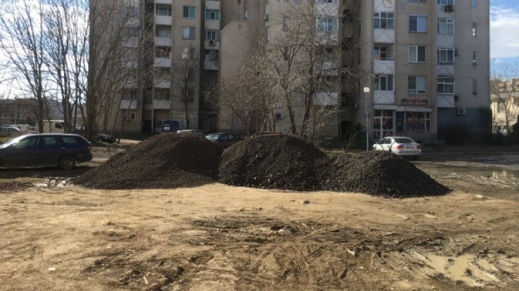 Helpbook алармира за междублоково пространство, станало на сметище