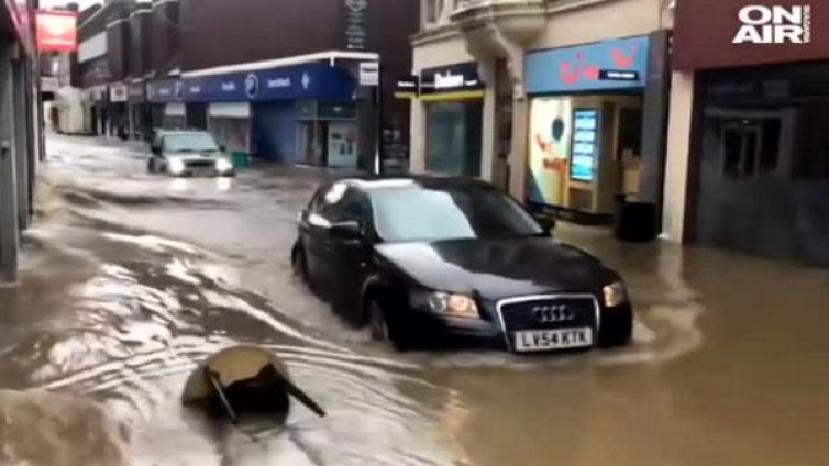 След бурята "Денис": Изчезнали хора, свлачища, наводнения 