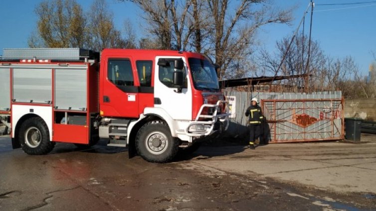Пожар изпепели заведение и три коли в Асеновград 