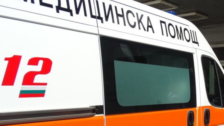 Мъж загина след удар на кола в дърво